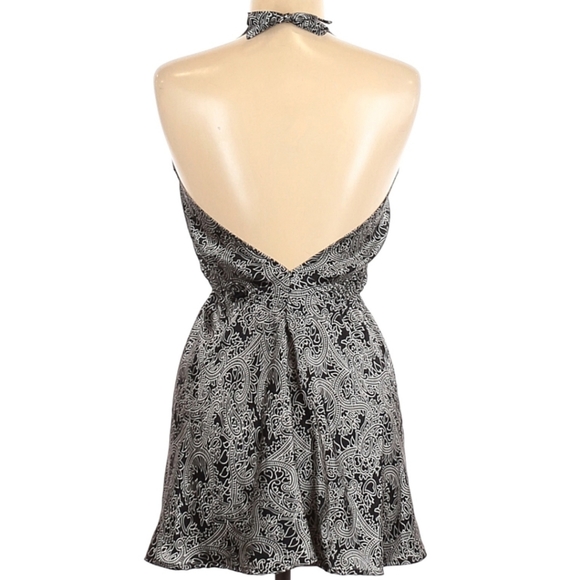 Sleeveless Blouse - Picture 2 of 2